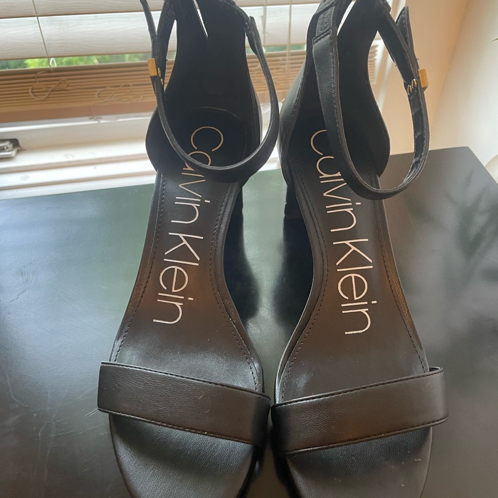 Never been worn size 6 Calvin Klein ankle strap sandals . - Picture 7 of 7